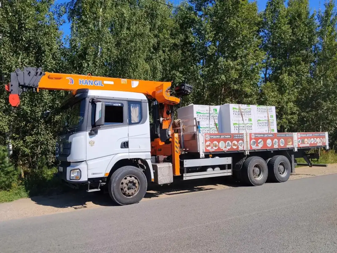 Манипулятор Shacman X3000 с краном Hangil и поддонами газобетона на борту